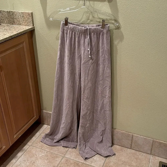Suzi Kondi Pants - Suzi Kondi woman's light purple velour sweatpants